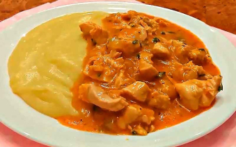 Chicken Stroganoff with mushroom and puree-ქათმის სტროგანოვი პიურე და სოკოთი