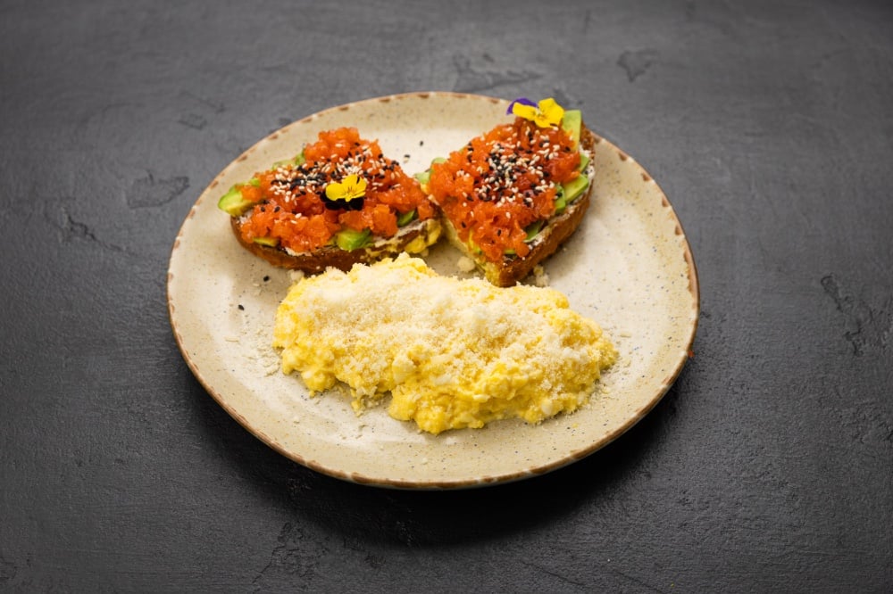 Скрембл з лососем та авокадо 359 КУПОН