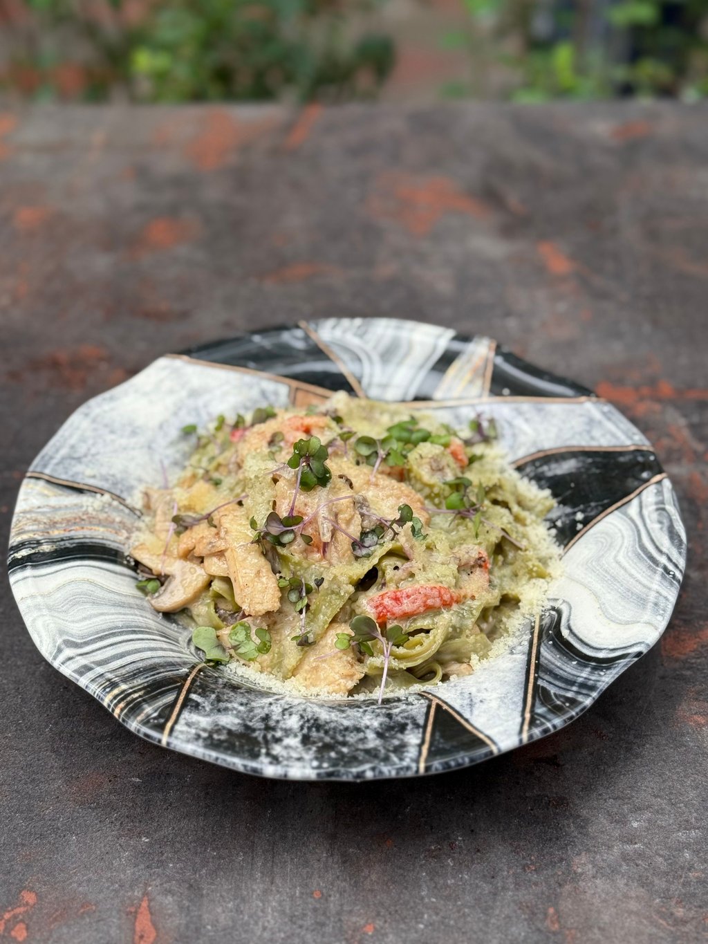 Паста з куркою та грибами