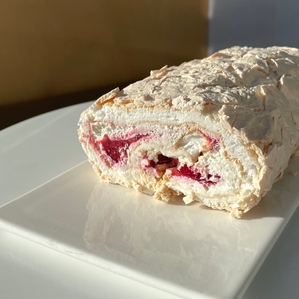 Меренговий рулет з малиною
