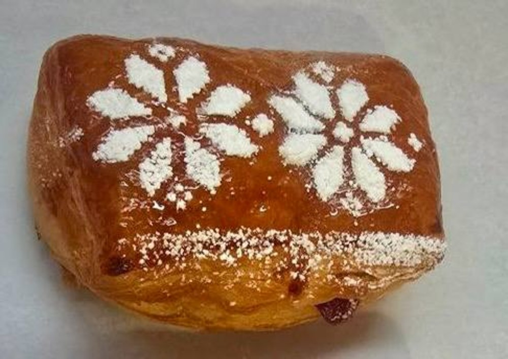 Слойка з вишнею та шоколадом 