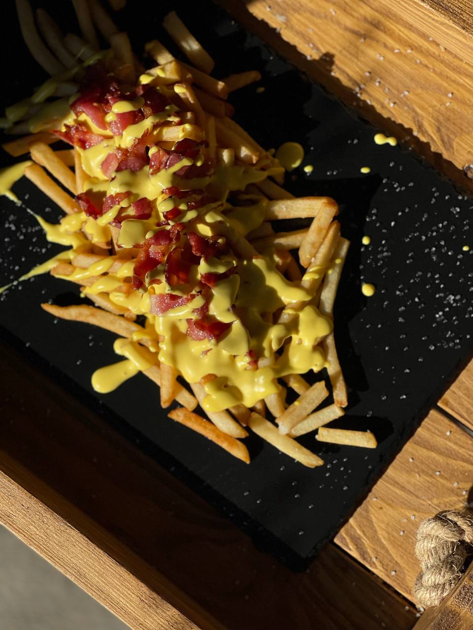 Картопля фрі з сиром та беконом