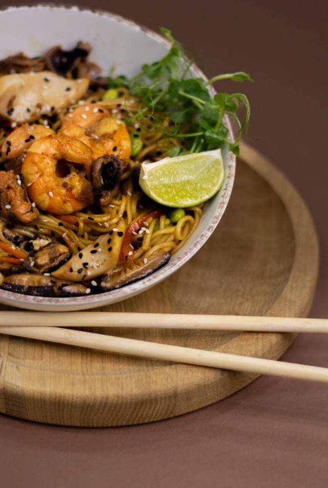 Яєчна локшина з морепродуктами