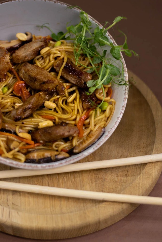 Яєчна локшина зі свининою