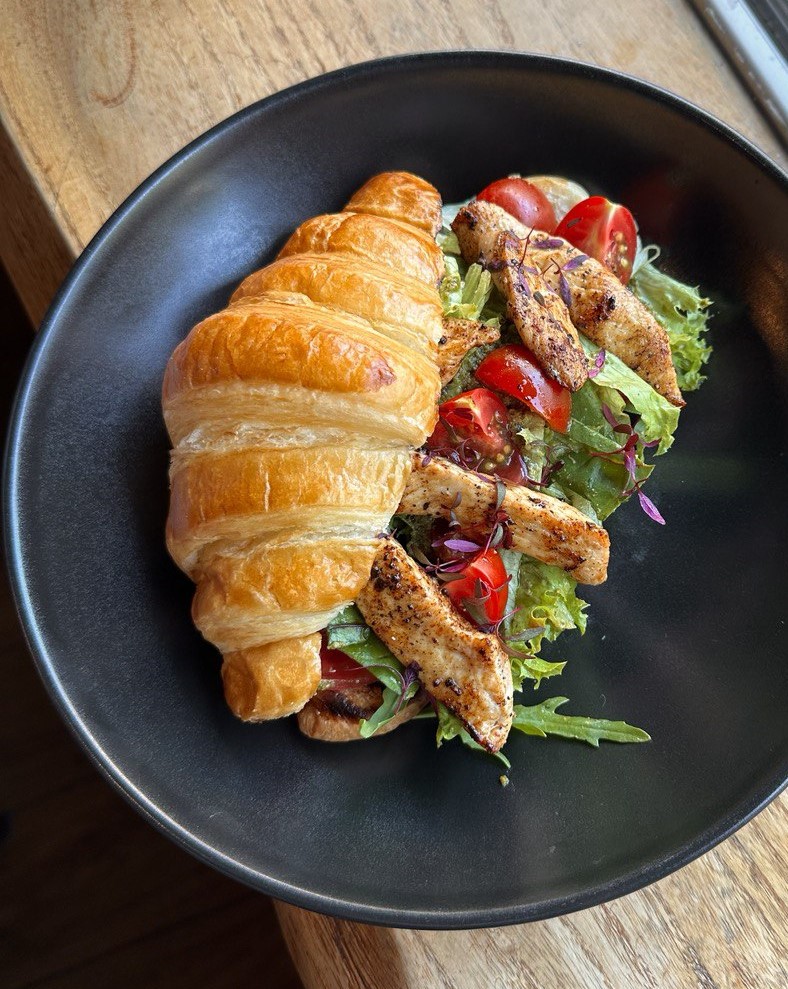 Chicken fillet & Pesto croissant