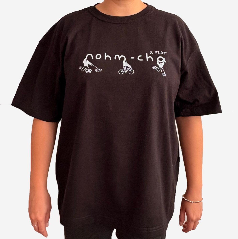 PLAYERA NEGRA OVER SIZE, ESTAMPADA BY FLAT