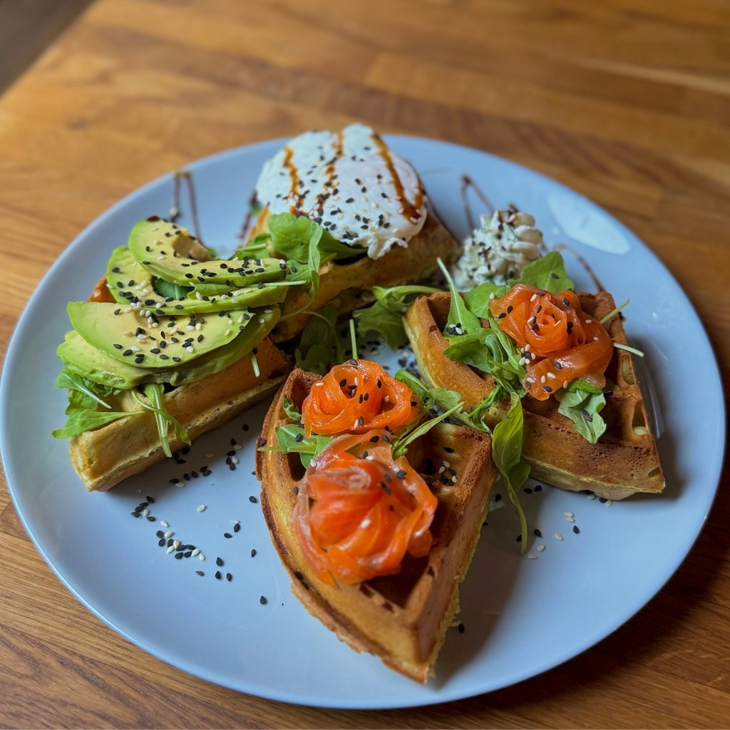 Бельгійська вафля шпинатна з лососем і яйцем пашот