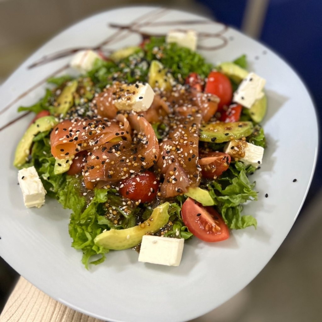 Салат з лососем та авокадо