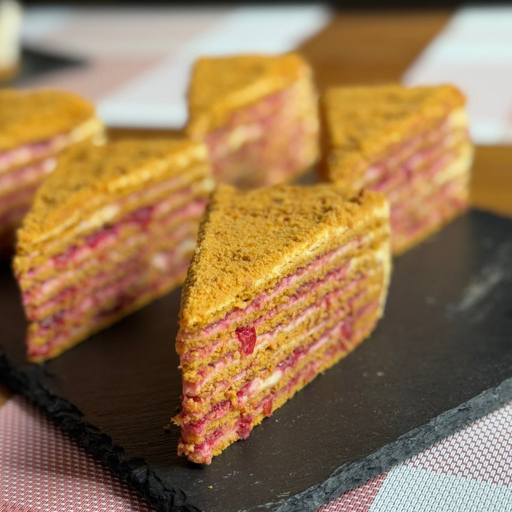 Медовик вишневий