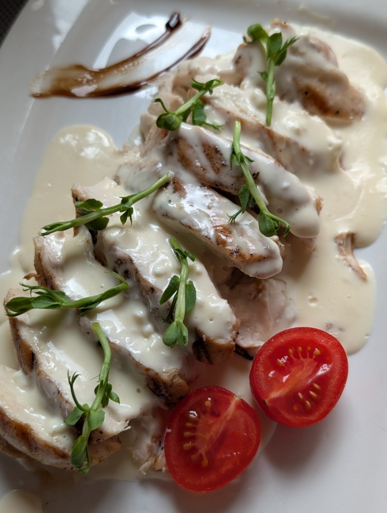 Курочка гриль під сирним соусом 