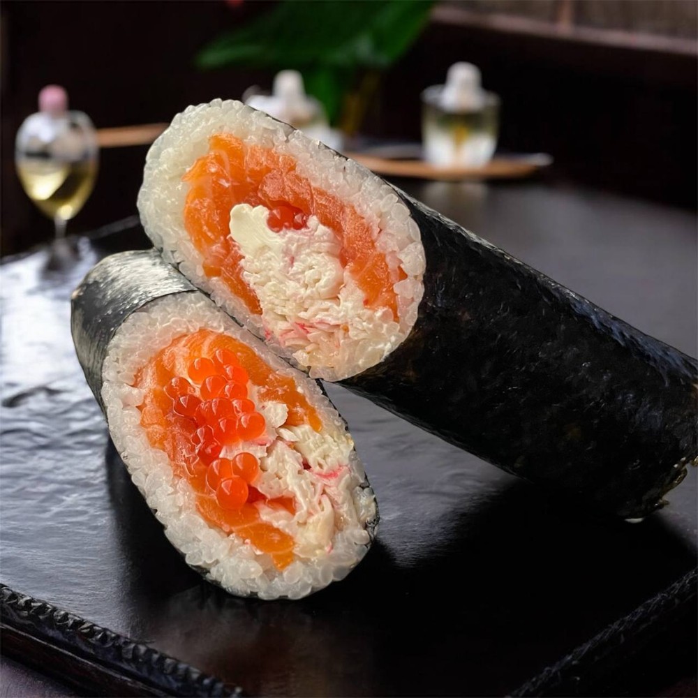 Суші-шаурма "з лососем та ікрою" ( соус спайс (гострий), норі, рис, крем-сир, лосось, сніжний краб, ікра лососева)