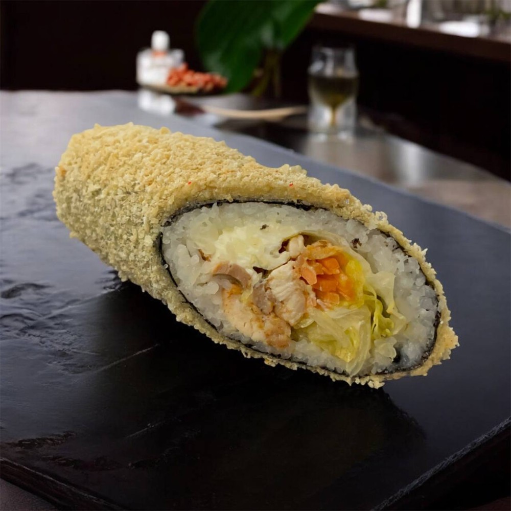 Гаряча суші-шаурма "Чікен" (норі, рис, крем-сир, філе куряче, морква, айсберг)