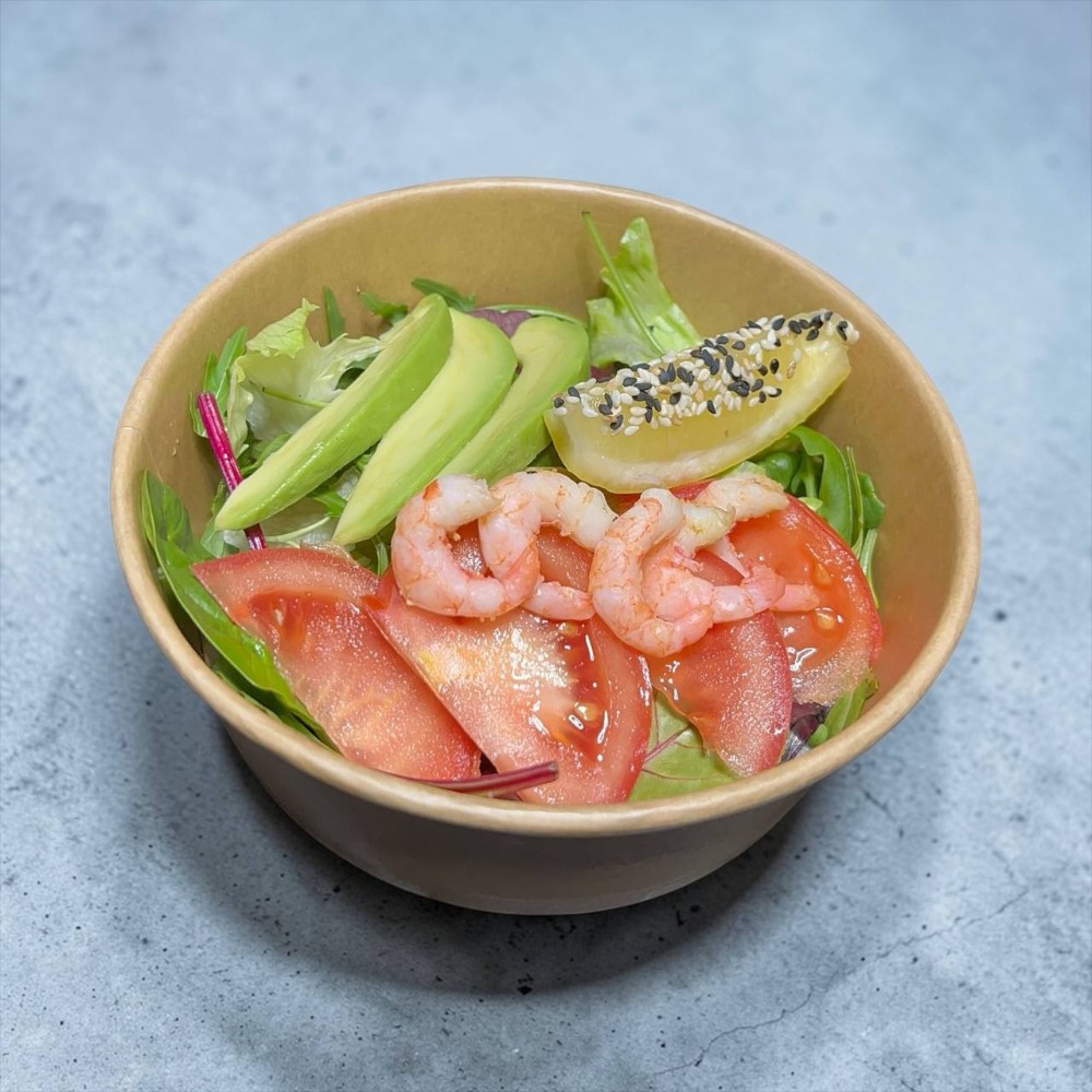 Салат з Креветкою та авокадо (салат мікс, креветка гренландська, помідор, авокадо, соус тарстар або оливкова олія) 