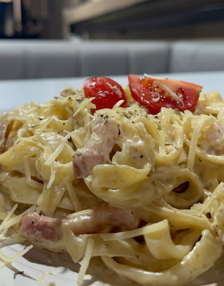 Паста "Карбонара" (480г, фетучіні, цибуля смажена, бекон, жовток курячий, пармезан, помідор Чері)
