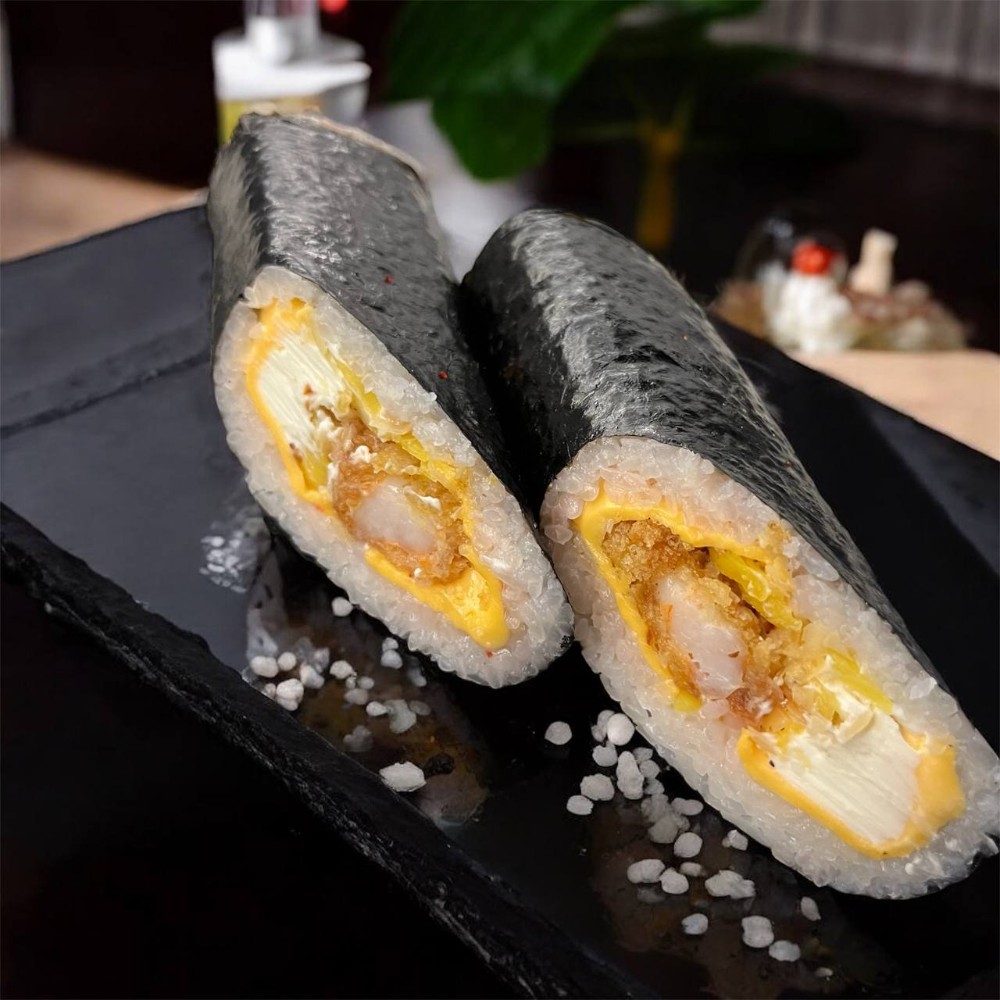 Суші-шаурма "з креветкою та манго" (норі, рис, сир чедр, крем-сир, креветка тигрова в клярі, манго, соус солодкий Чилі, пелюстки мигдаля)