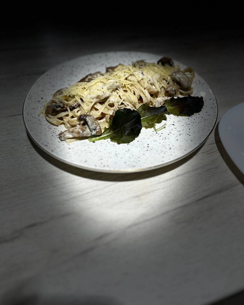 Паста з куркою та грибами (420г, фетучіні, курка, гриби, олія трюфельна, олія оливкова, вершки, пармезан)