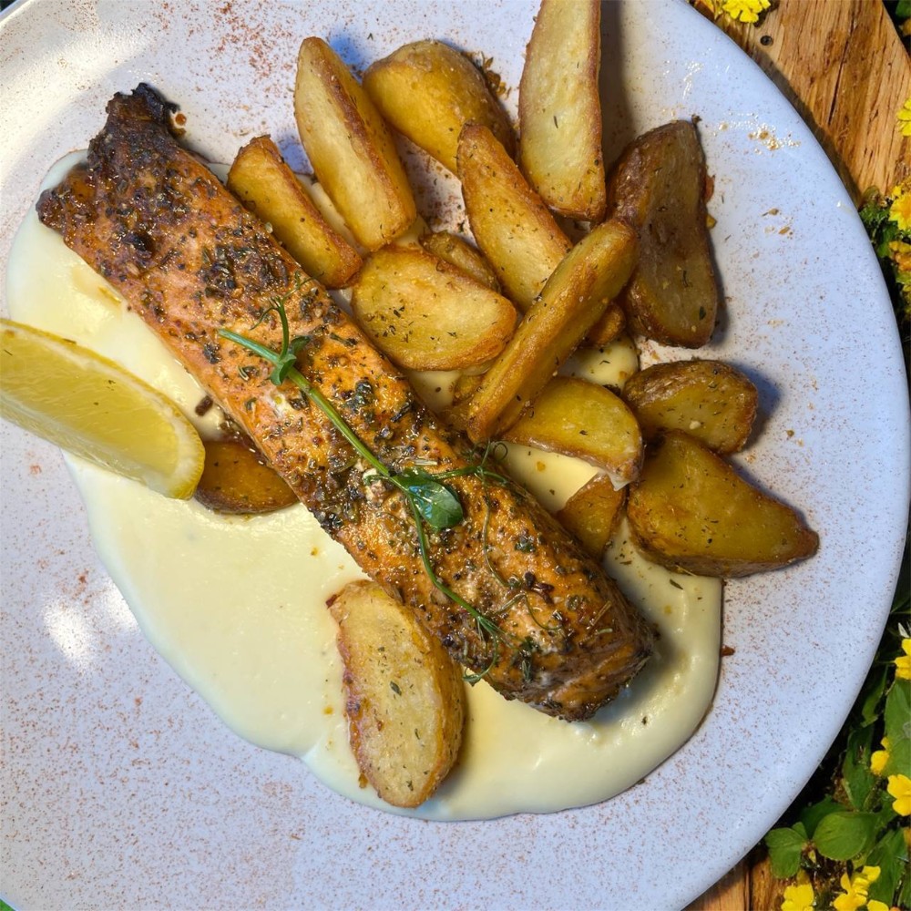 Філе сьомги на сирній подушці з картоплею 