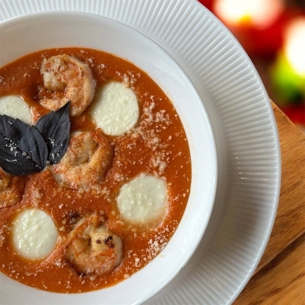 Томатний крем-суп з креветками