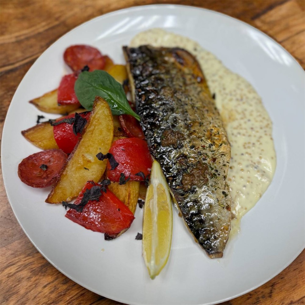Запечена скумбрія з овочами