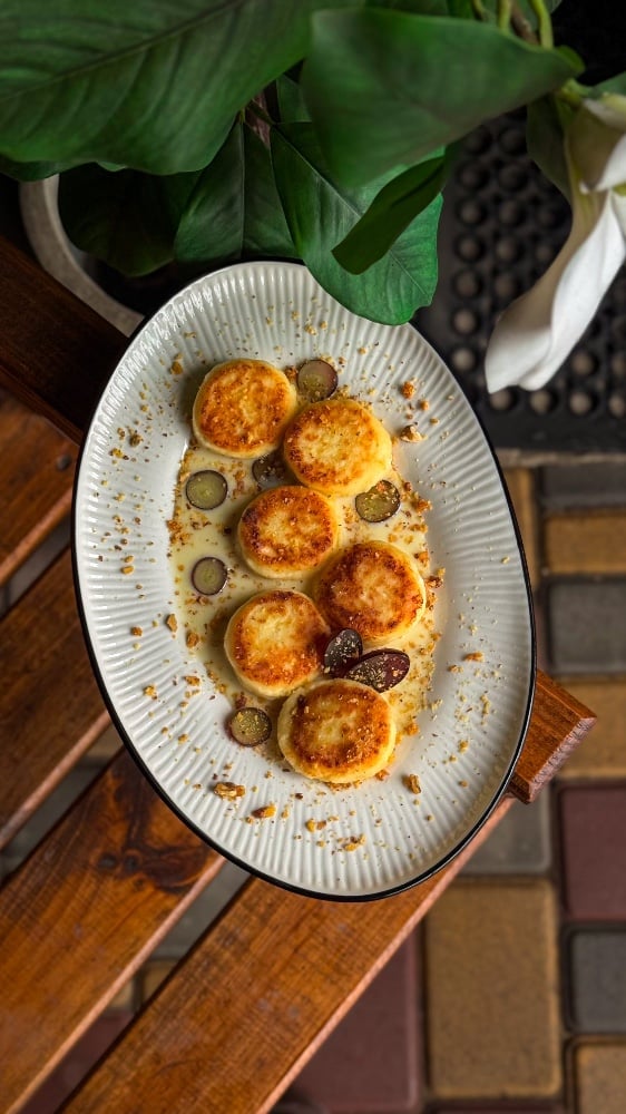 Міні сирники зі згущеним молоком та горіховим кранчем