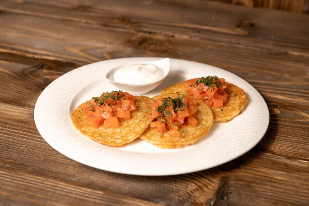 Деруни з лососем