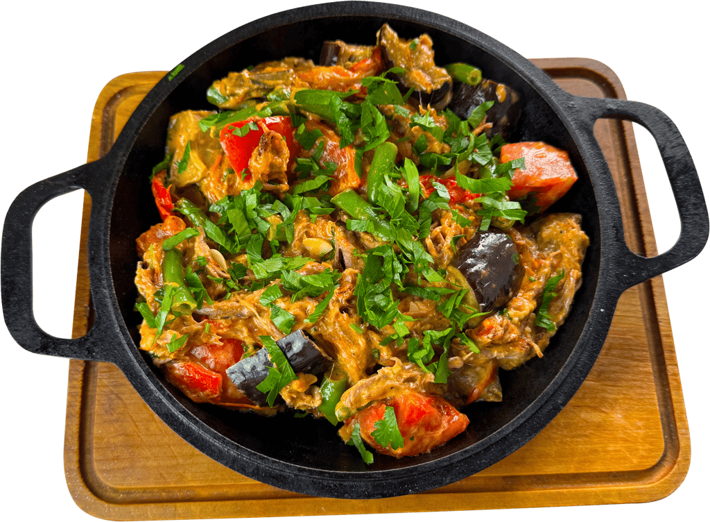 Пательня з рваною яловичиною і овочами