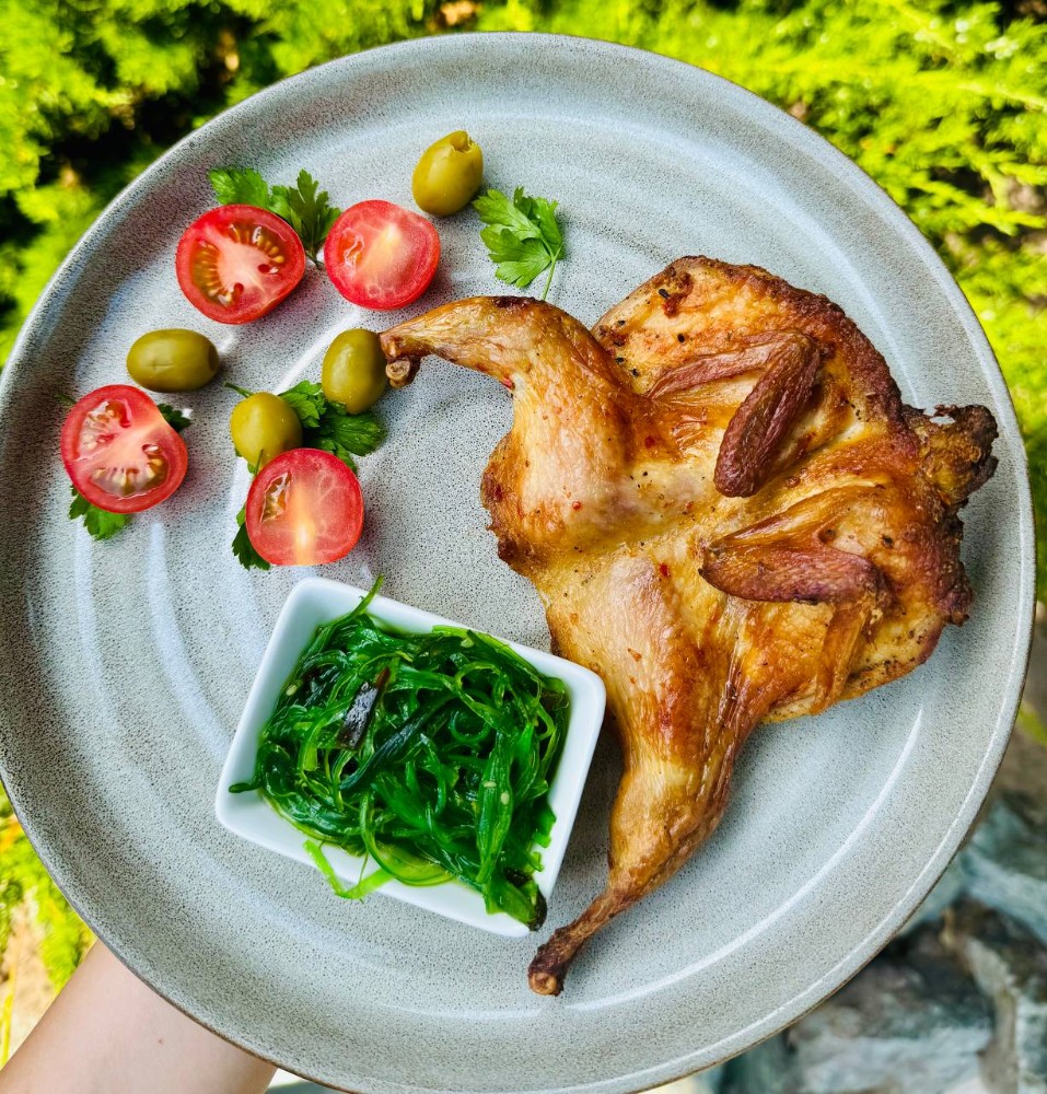 Перепілка запечена з чукко салатом