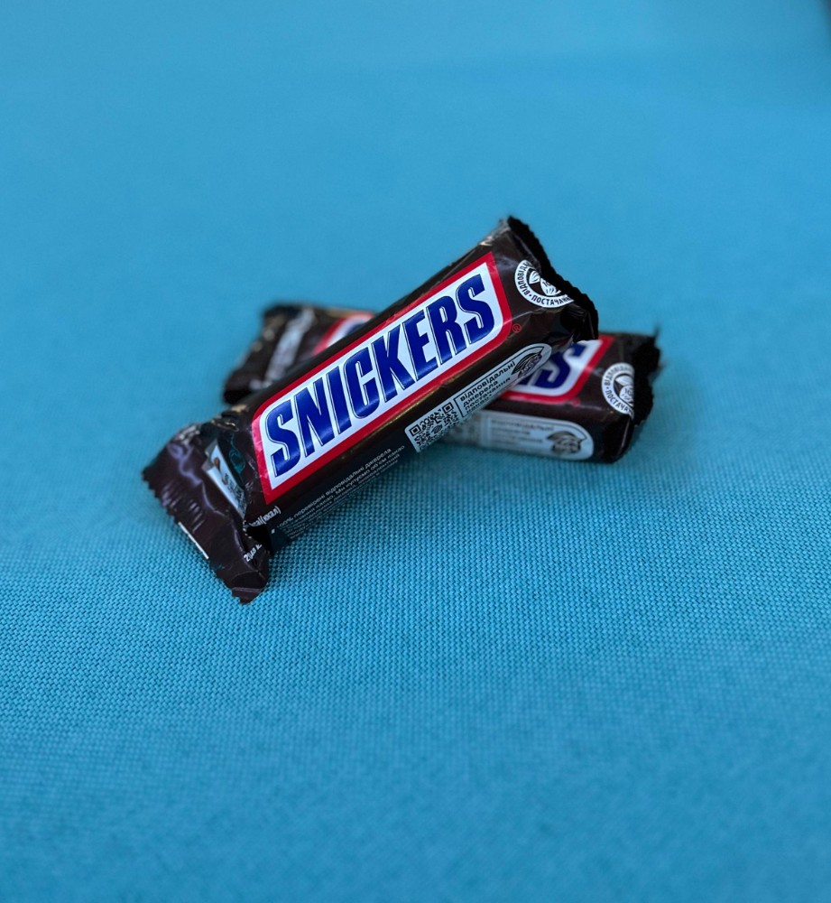 Батончик SNIKERS
