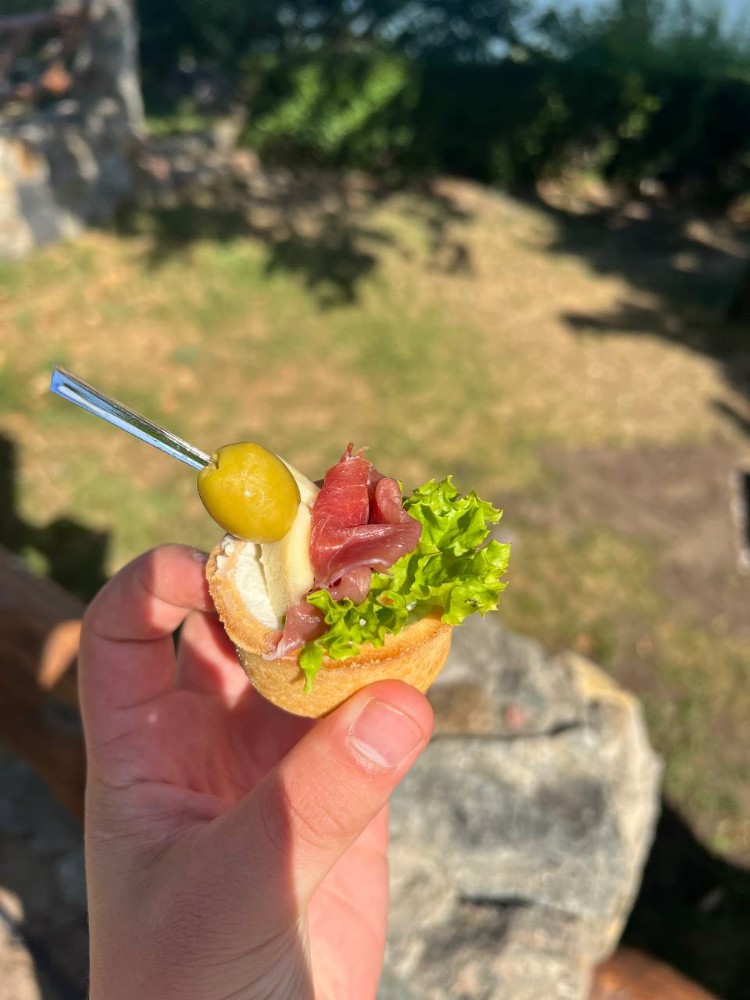 Кошик з хамоном, сиром брі та оливкой