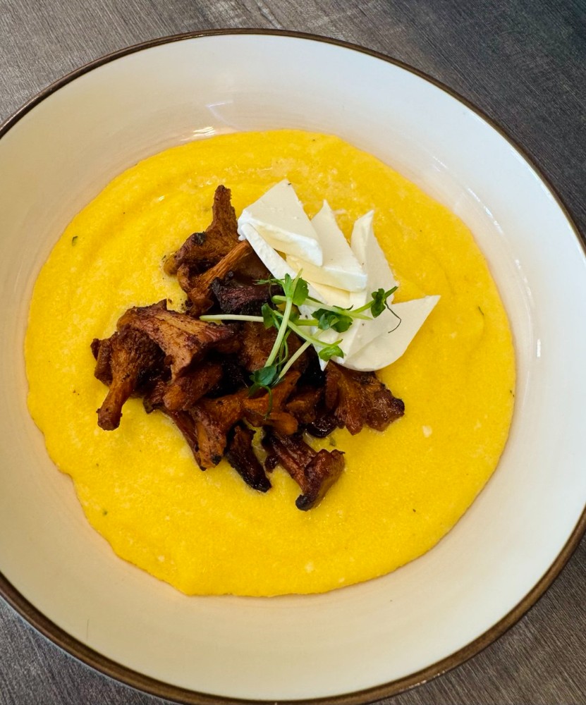 Банош з лісовими грибами та сиром бринза