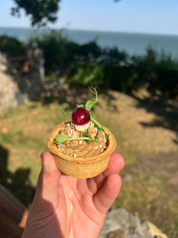 Кошик з паштетом із курячої печінки