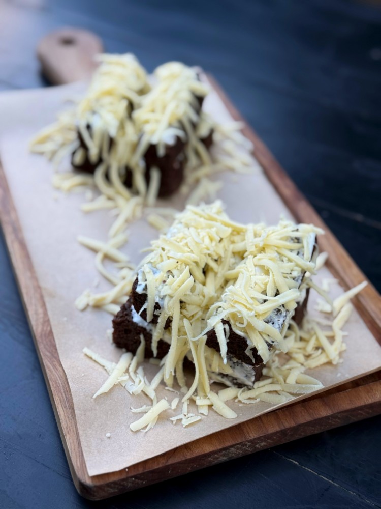 Sarımsaqlı pendirli grenkiləri və tartar sousu (230qr)/ Гренки чесночные с сыром и тар-тар соусом ( 230 гр )