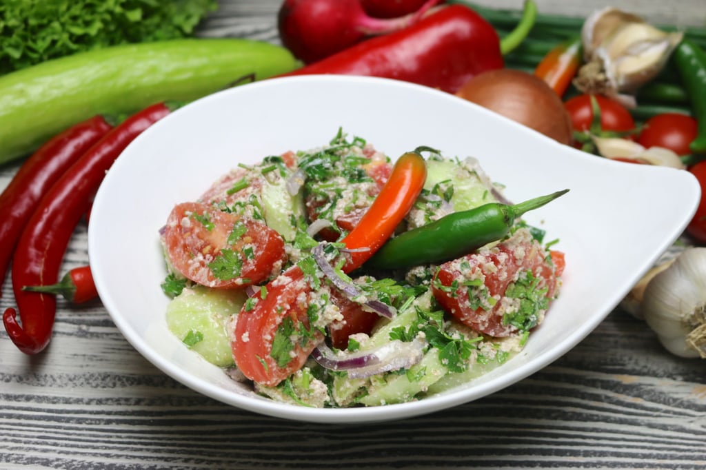 Cucumber-tomato salad with nuts კიტრი-პომიდორის სალათი ნიგვზით