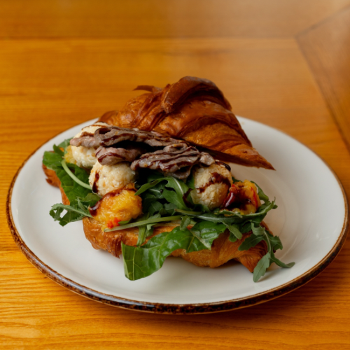 Круасан з маринованою качкою та апельсиновим чатні