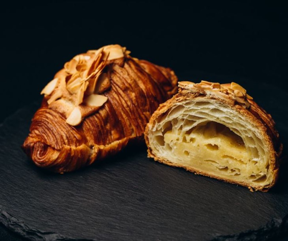 *З собою Круасан Мигдальний
