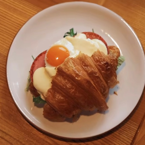 Круасан з лікарською ковбасою та яйцем