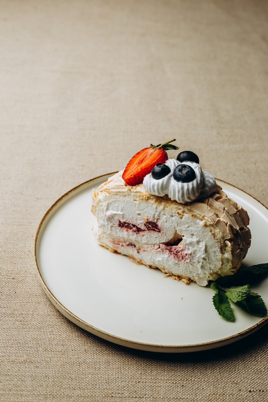 *З собою Меренговий рулет Ягідний