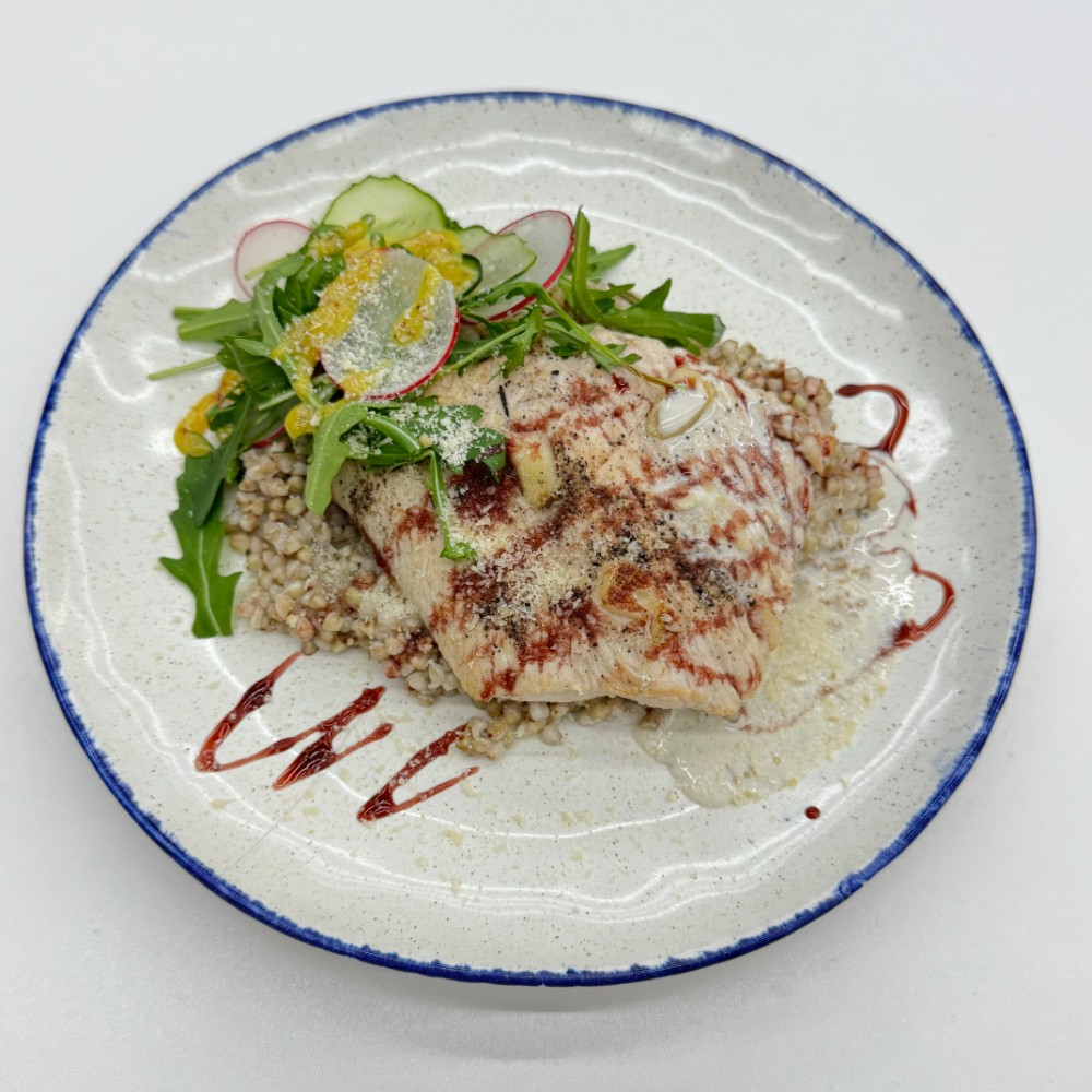 Стейк з індичкиз зеленою гречкою та пармезаном