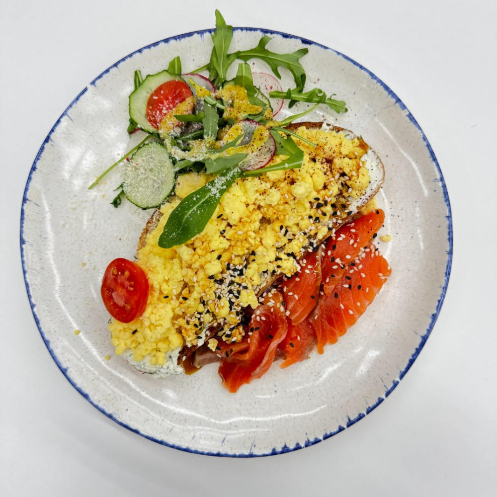 Скрембл на тості з лососем