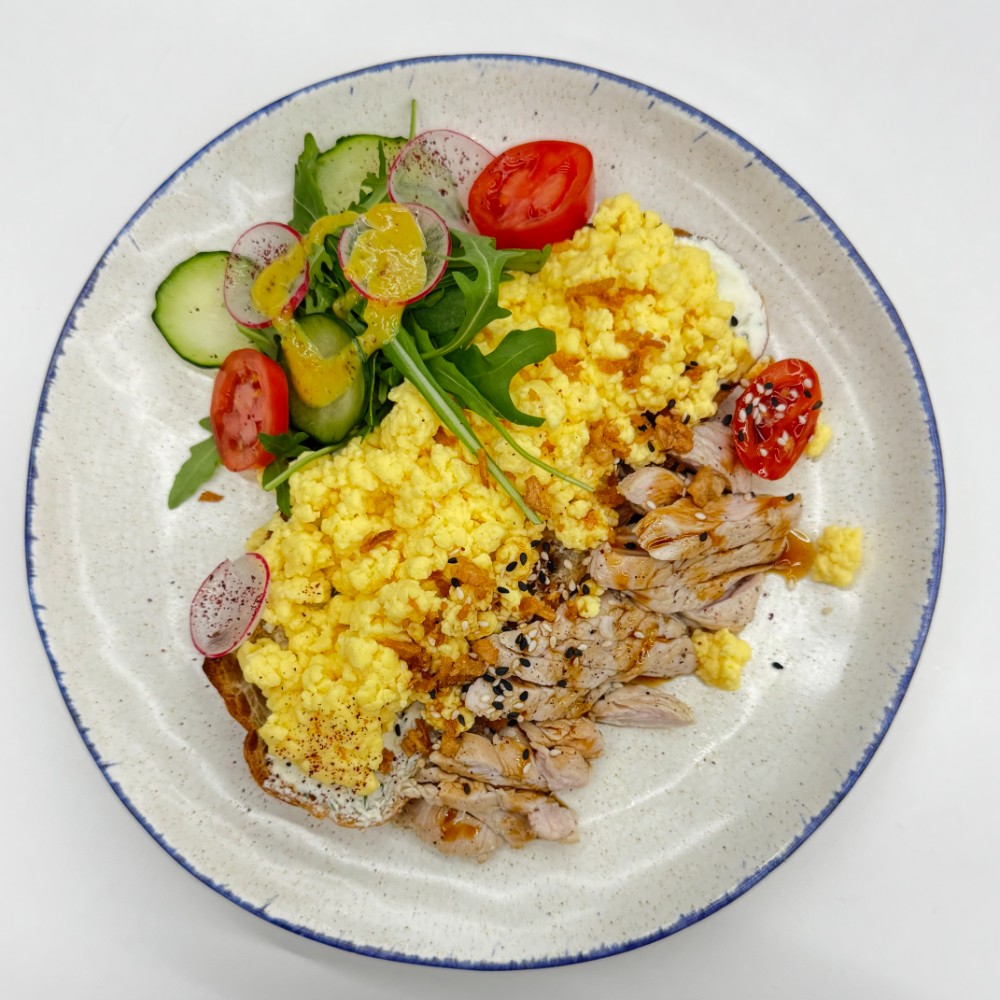 Скрембл на тості з індичкою