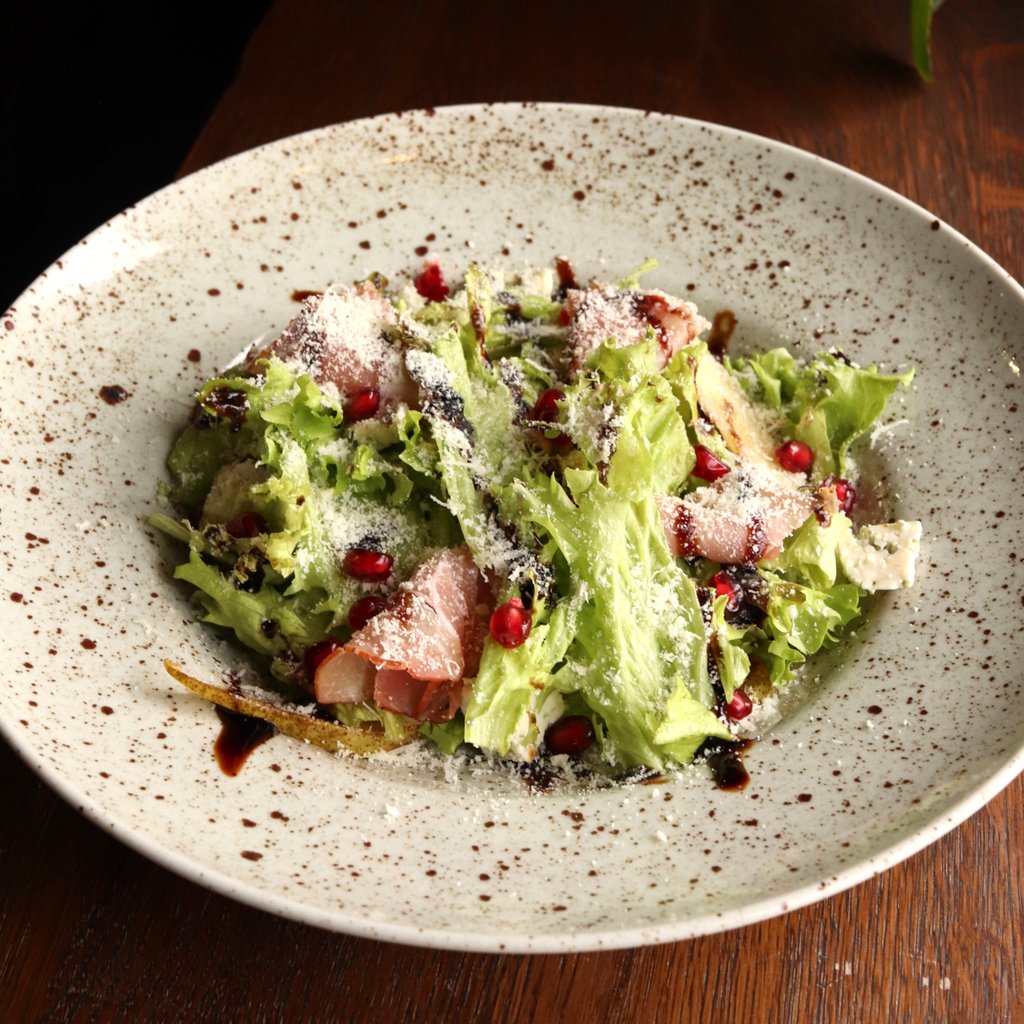 Салат з прошуто та карамелізованою грушею