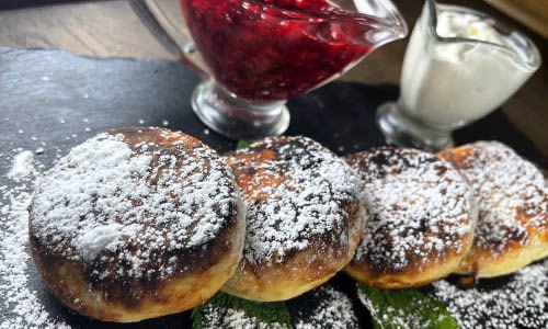 Сирники з джемом та сметаною / Cheesecakes with jam and sour cream 200/70g