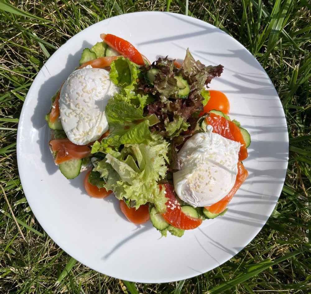 Авокадо тост з лососем та яйцем пашот