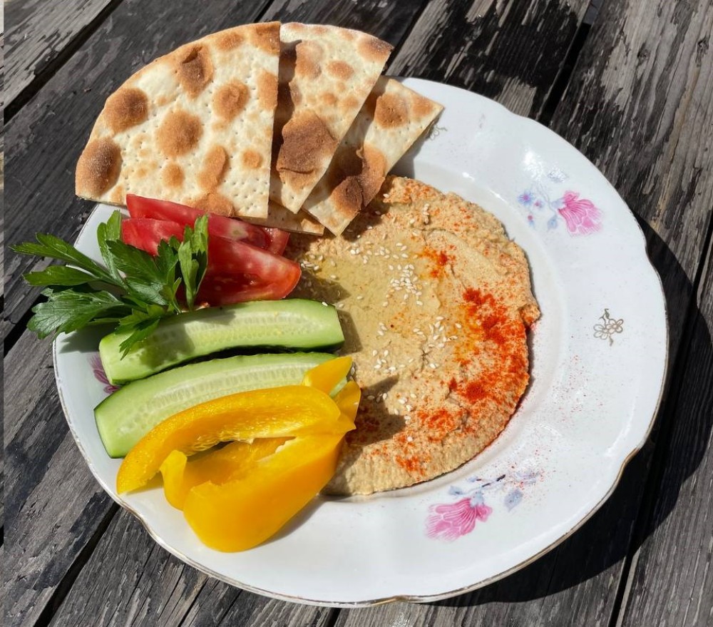 Хумус з пітою і овочами