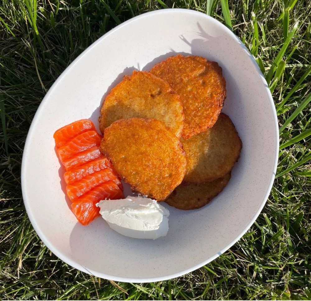 Деруни з лососем