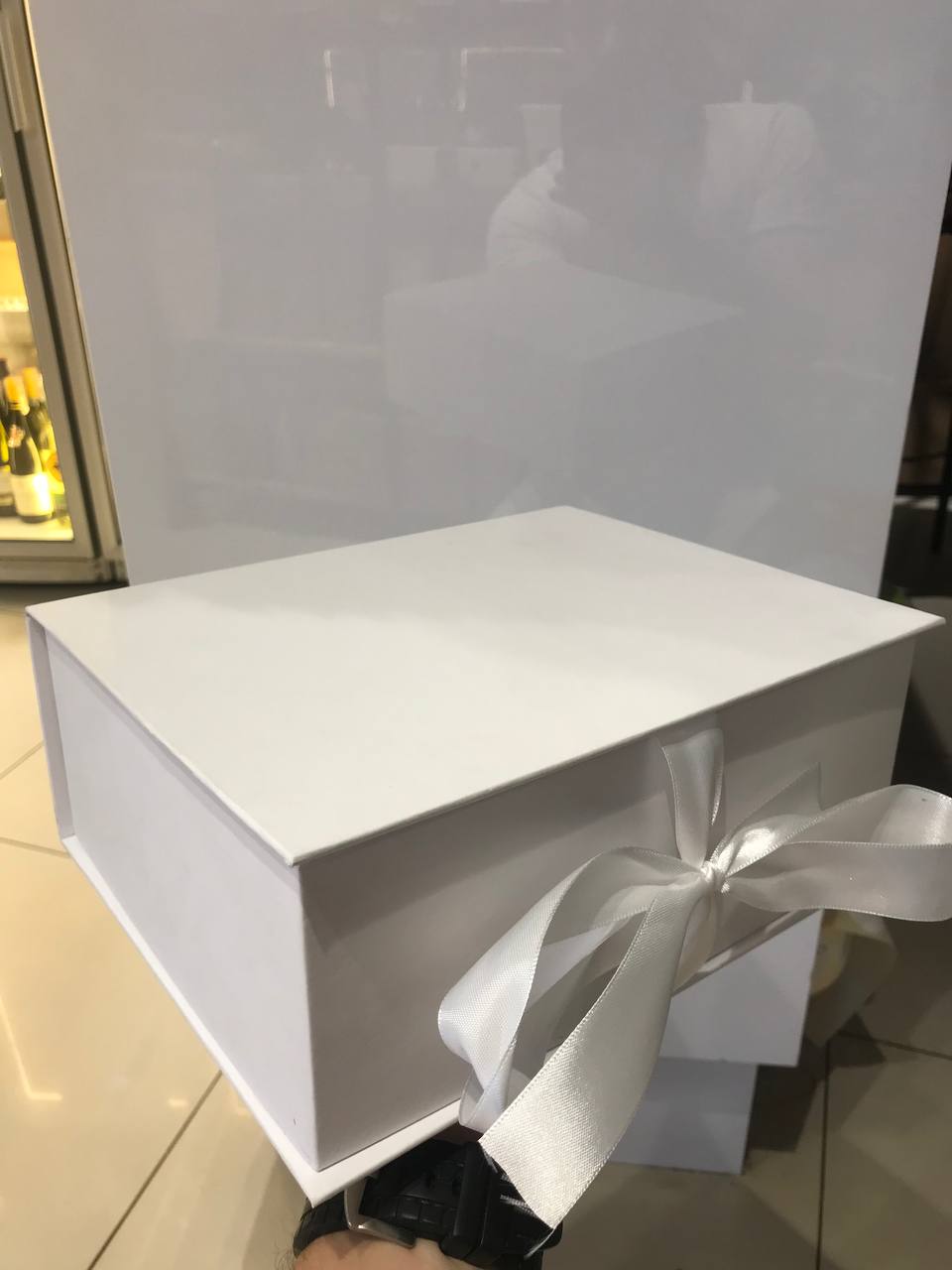 Коробка біла з хусткой