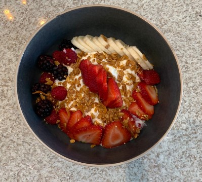 Bowl con fruta, granola y yoghurt