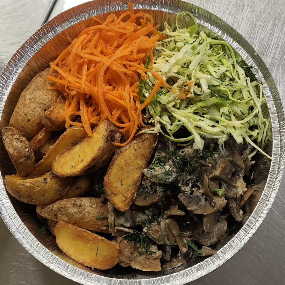 Картопля зі свининою та грибами