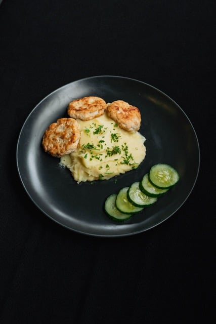 Chicken bowls with mashed potato and salted cucumbers