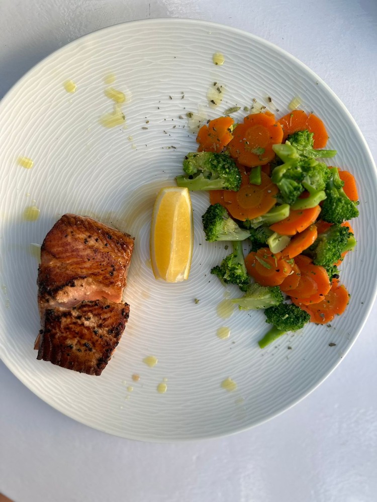 Salmon steak with vegetables